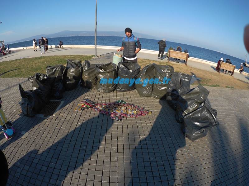 Doğa Varsa Hayat Var Derneği üyeleri Mudanya Sahil Bandı Kaymakamlık binası mevkiindeki kayalıkların arasına çöp olarak bırakılan atıkları topladı. Bir saat içinde toplanılan bira kutuları, cam şişeler, Mütareke Müze Evi arkasından toplanılan ve uyuşturucu madde olarak kullanılan bali kutularının çokluğu dikkat çekti.