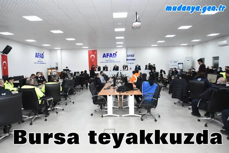 İl Afet ve Acil Durum Müdürlüğü (AFAD) koordinasyonunda yürütülecek karla mücadele çalışmaları, kriz merkezinde anlık olarak değerlendiriliyor. Gecenin ilerleyen saatlerinde AFAD'a gelen Bursa Valisi Yakup Canbolat ve Büyükşehir Belediye Başkanı Alinur Aktaş, kentteki mevcut durum ve riskli bölgelerde yapılacak çalışmalar hakkında ilgili kurum amirlerinden bilgi aldı.