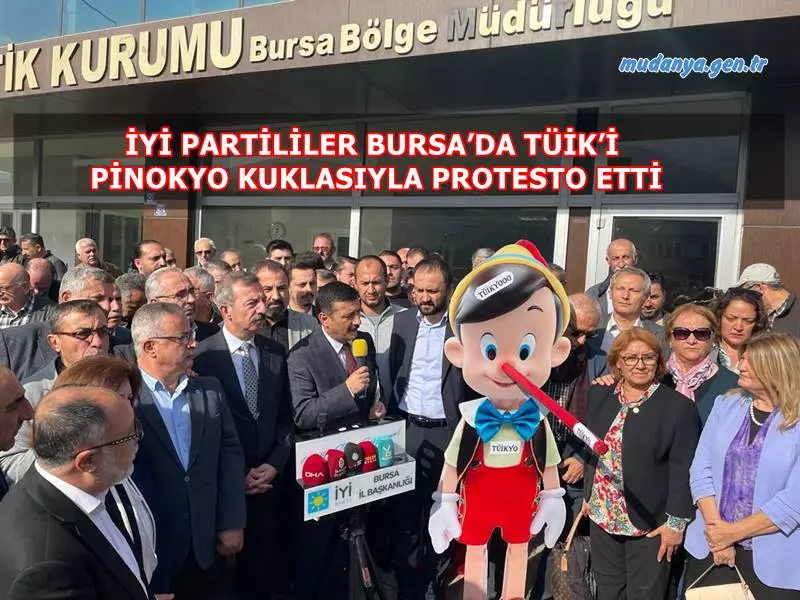 İYİ Parti Bursa Teşkilatı TÜİK’in açıkladığı enflasyon rakamlarının gerçeğin yarısına bile tekabül etmediğini iddia ederek durumu protesto ettiler. İYİ Partililer, “TÜİK yalancılıkla pinokyoyu da geçti” dediler.