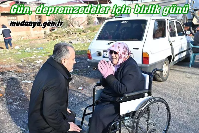 Türkiye, yüzyılın deprem felaketinin yaralarını sarmak için seferber olurken, bölgeye ulaşan yardımlar da ağır kış şartlarında depremzede moral oluyor. Bursa Büyükşehir Belediyesi tarafından kurulan mobil mutfaklarda çorba dağıtımına başlanırken, bölgeye ulaştırılan sular asker kontrolünde vatandaşlara dağıtıldı.