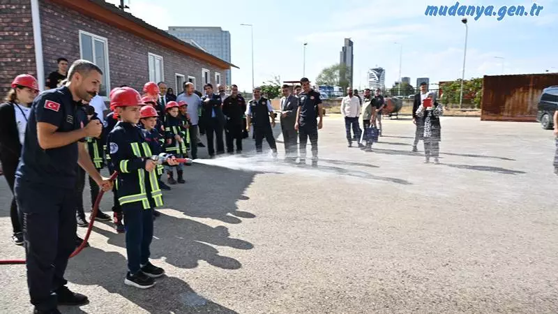 Bursa Büyükşehir Belediyesi İtfaiye Daire Başkanlığı’nın ev sahipliği yaptığı ‘İtfaiye Personeli Mesleki Eğitimi’ne farklı şehirlerden katılan itfaiyecilerin de hazır bulunduğu ziyarette, Başkan Alinur Aktaş, gizli kahramanlarla sohbet etti. Ziyarette ayrıca ‘İHH Yetim Çocuklar Projesi’ kapsamında anaokulu çocuklarına itfaiye tanıtım etkinliği düzenlendi. İtfaiye kıyafetlerini giyen minikler, uygulamalı bir şekilde yangın söndürme eğitimleri aldı.