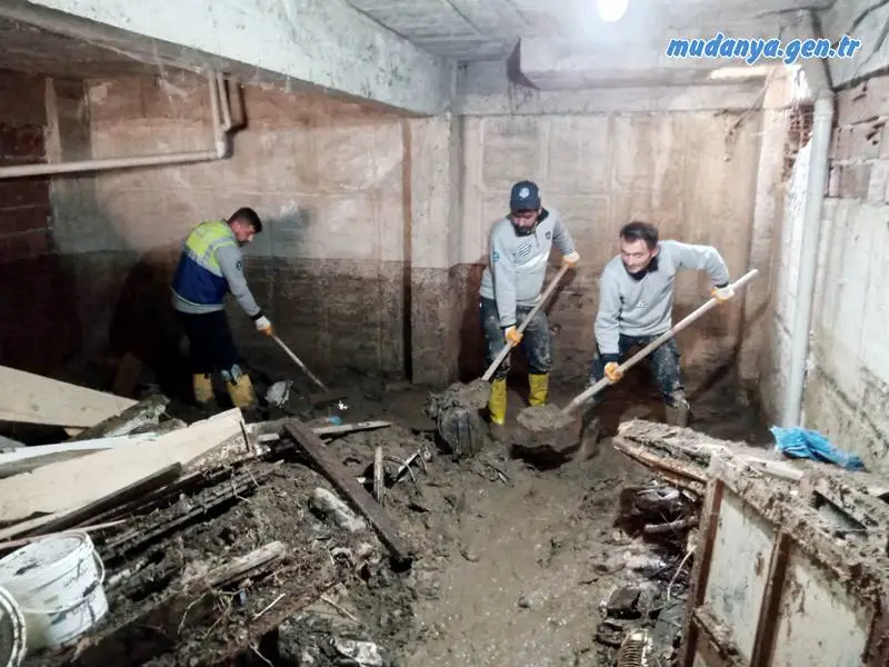 Bursa'da hafta başında etkili olan şiddetli sağanağın yol açtığı sel, su baskını ve heyelanlar sonrası başta Mudanya'nın Tirilye Mahallesi olmak üzere pek çok noktada başlatılan hayatı normale döndürme çalışmaları hızla sürüyor