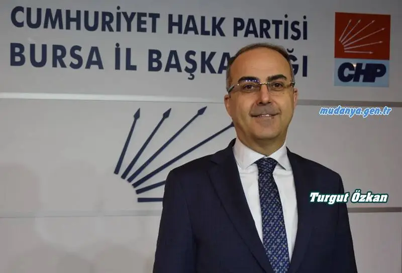 CHP Bursa İl Başkanı Turgut Özkan, Cumhurbaşkanlığı kararnamesine göre belediyelerce yürütülen toplu taşıma hizmetlerinin Ramazan Bayramı'nın 3 günü boyunca ücretsiz olması gerektiği halde Bursa'da ücretsiz ulaşım uygulamasının tek günle sınırlandırıldığını belirterek, Bursa Büyükşehir Belediyesi'nin ücretsiz ulaşım gün sayısını 3 gün olarak uygulaması çağrısında bulundu.