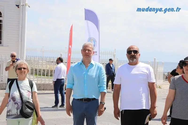 Mütareke Meydanı’nda doğa için 1 dakikalık saygı duruşunda bulunuldu. Saygı duruşuna Mudanya Belediye Başkanı Deniz Dalgıç'ta katıldı.