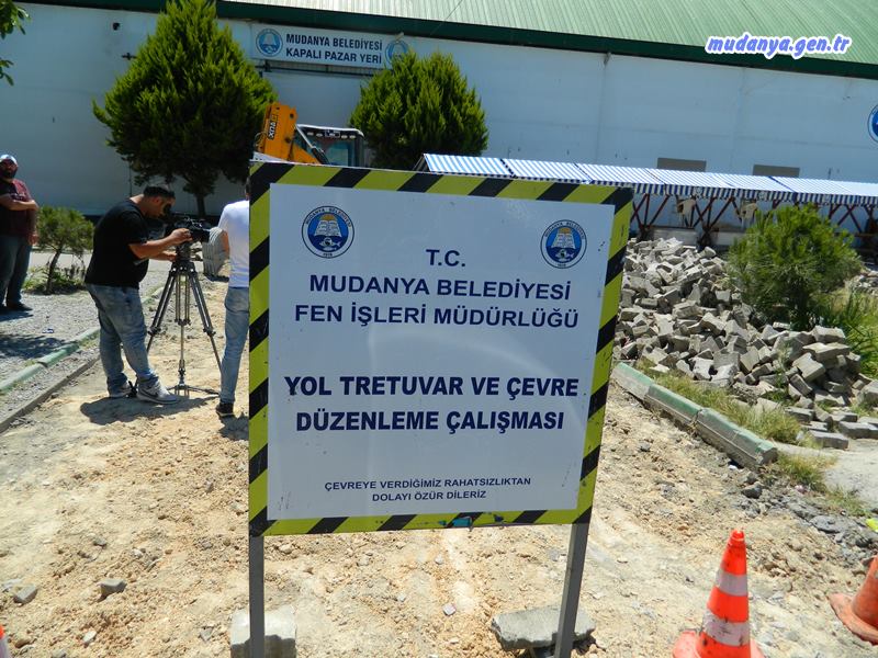 Mudanya Belediyesi'nce "trafik sorunu" gerekçe gösterilerek yaklaşık 1,5 ay önce gün değişikliğine gidilen giysi pazarıyla ilgili pazar esnafının başvurusu Bursa 3. İdare Mahkemesi'nden "yürütmeyi durdurma" kararıyla döndü. Sosyete Pazarı esnafının tezgah açma umudu dün sabah Mudanya Belediyesi tarafından kapalı pazaryeri etrafında başlatılan ve hava kararıncaya dek süren kazı çalışmaları neticesinde  gerçekleşmedi.